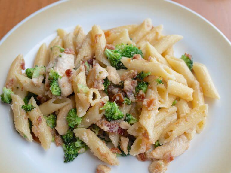 Recipe for creamy chicken with bacon and penne